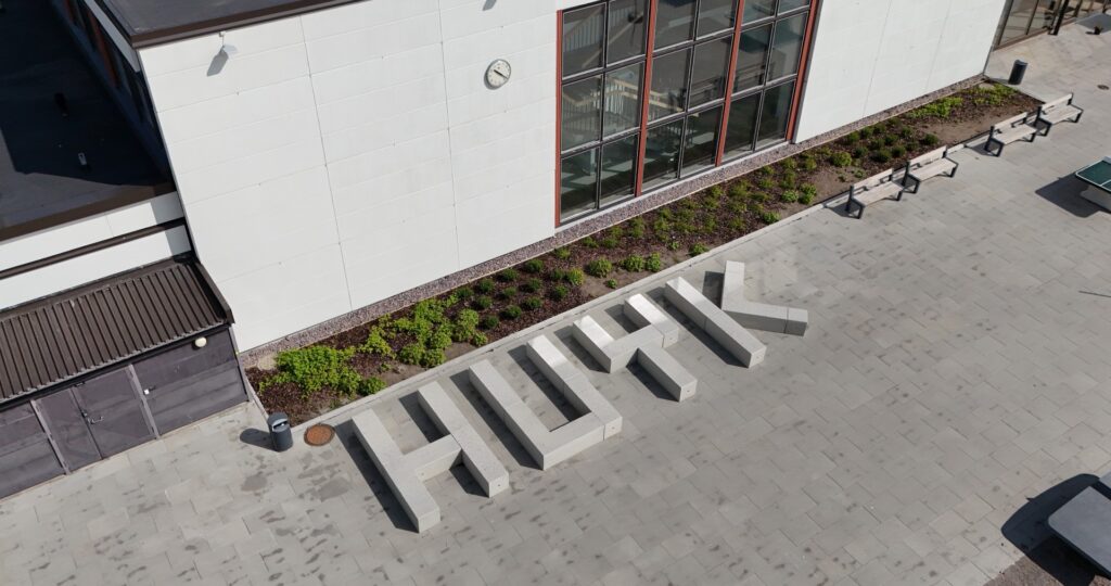 Elpac-referenssi-betonikalusteet-HUYK-Bellitalia-Labyrinth